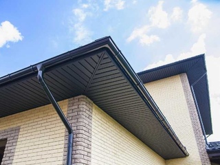 Софит металлический центральная перфорация 0,5 GreenCoat Pural BT с пленкой RR 32 темно-коричневый (RAL 8019 серо-коричневый) 3 - в «Монолит-Металлопрокат».