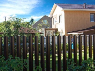 Штакетник Круглый фигурный Grand Line 0,45 Drap ST RR 32 Темно-Коричневый 2 - в «Монолит-Металлопрокат».