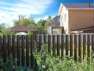 Штакетник Прямоугольный Grand Line 0,5 GreenCoat Pural BT RR 32 Темно-Коричневый 2 - в «Монолит-Металлопрокат».