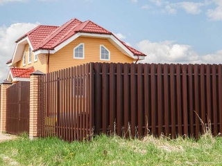 Штакетник Прямоугольный фигурный Grand Line 0,5 GreenCoat Pural BT, matt RR 32 Темно-Коричневый 1 - в «Монолит-Металлопрокат».